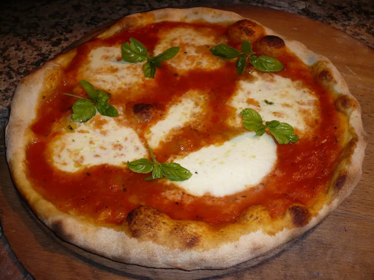 Pizza food typical of Mizzoni Pizza